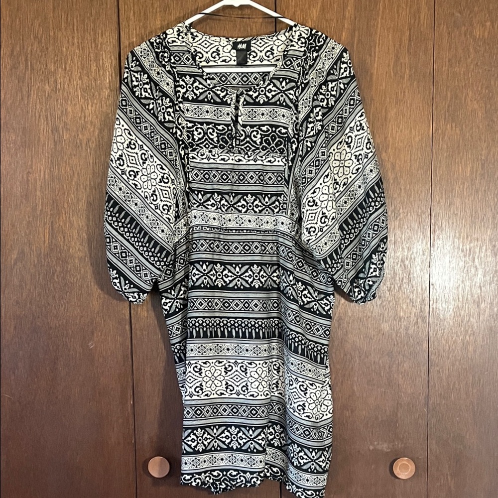 H&M Black and White Patterned Long Sleeve Dress size 10